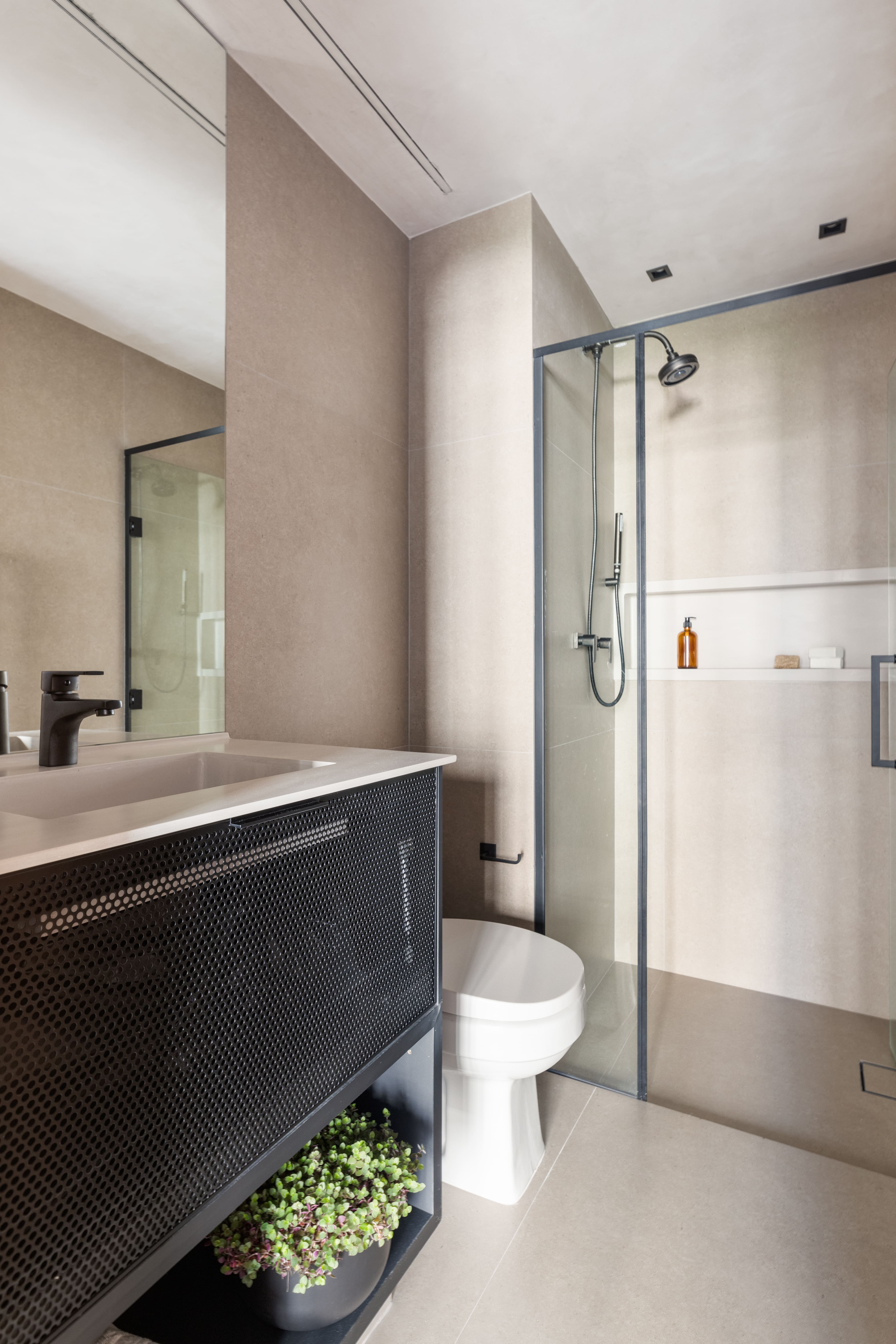 7 banheiros pequenos e modernos para considerar no seu projeto