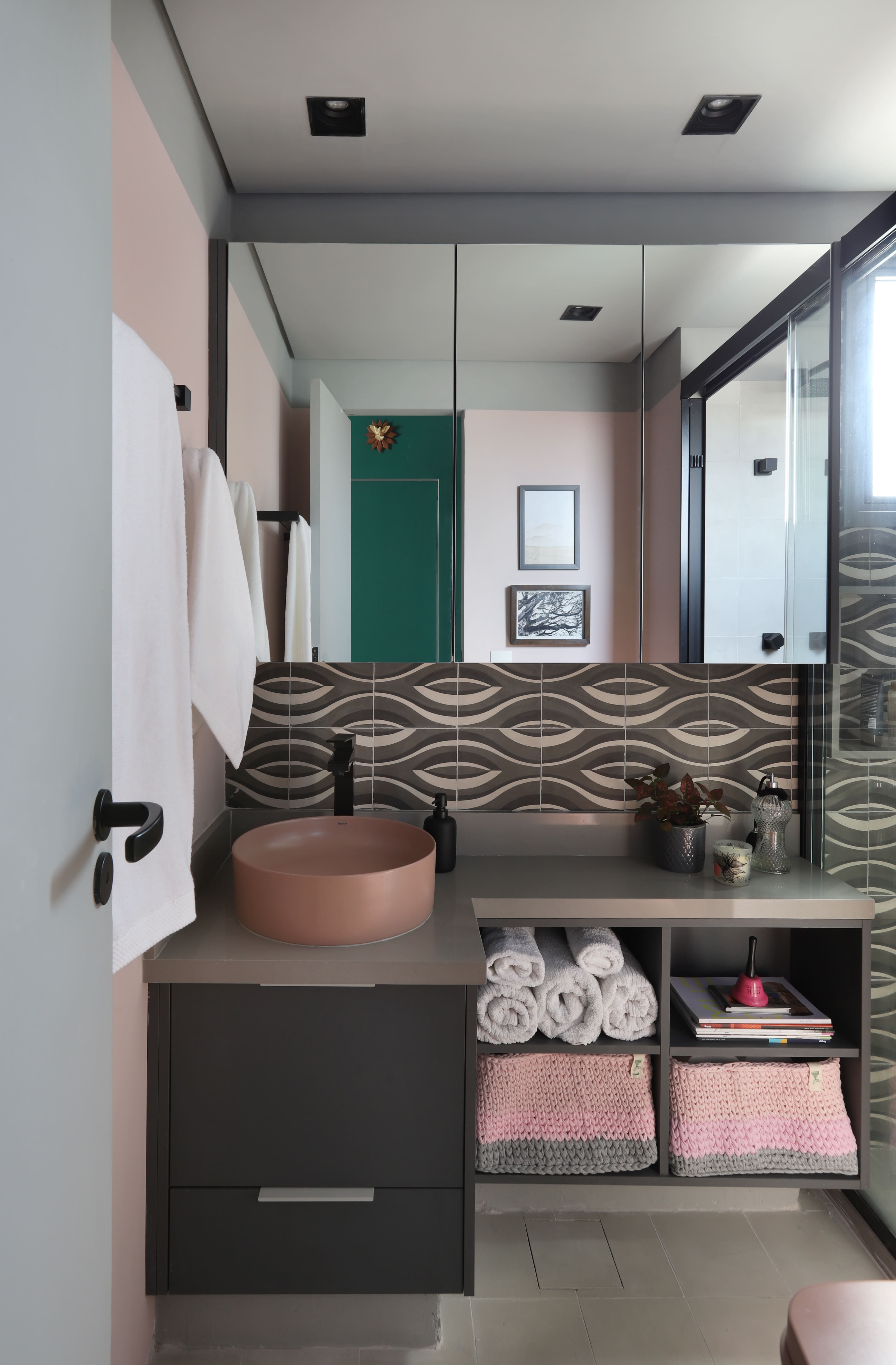 7 banheiros pequenos e modernos para considerar no seu projeto