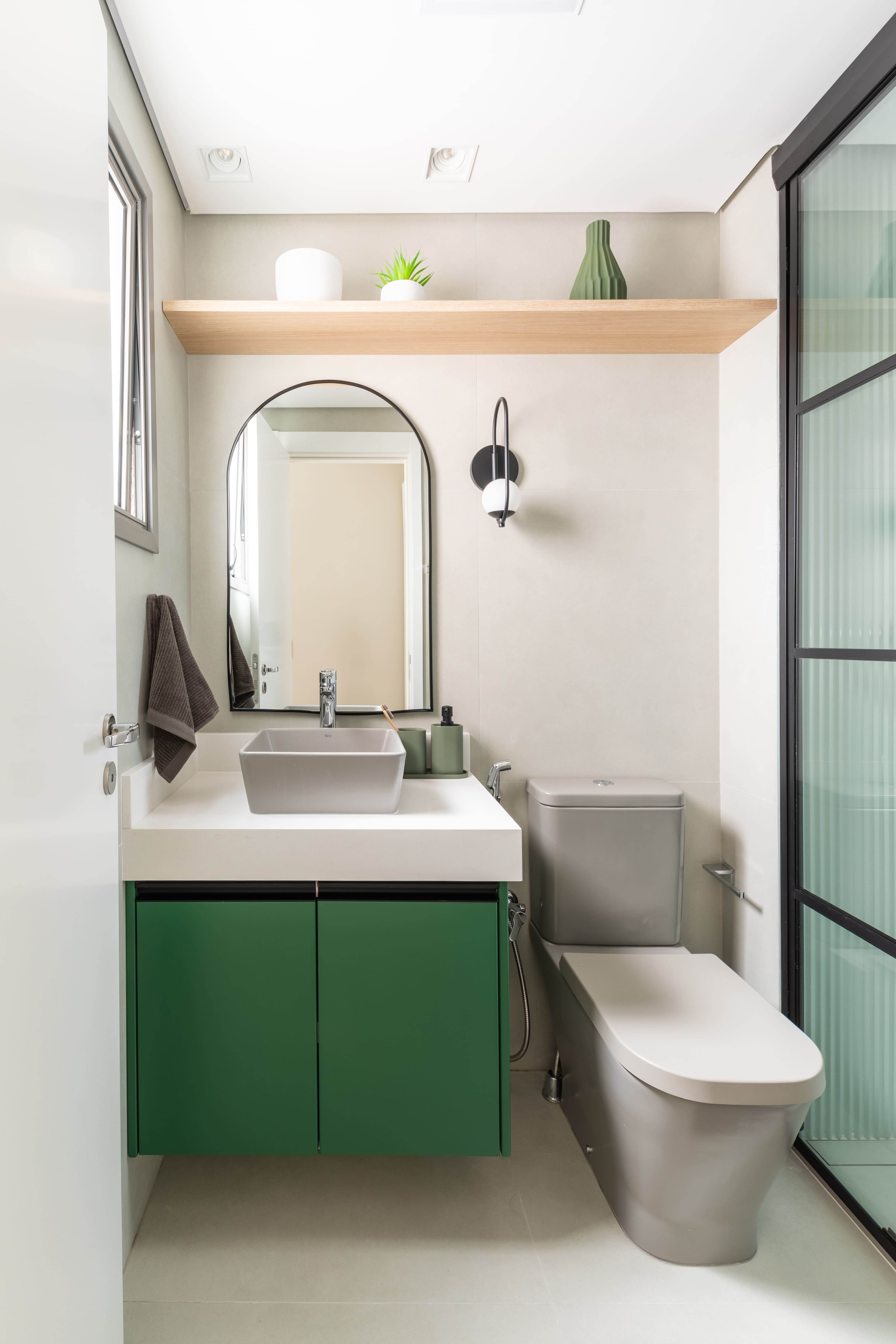 7 banheiros pequenos e modernos para considerar no seu projeto