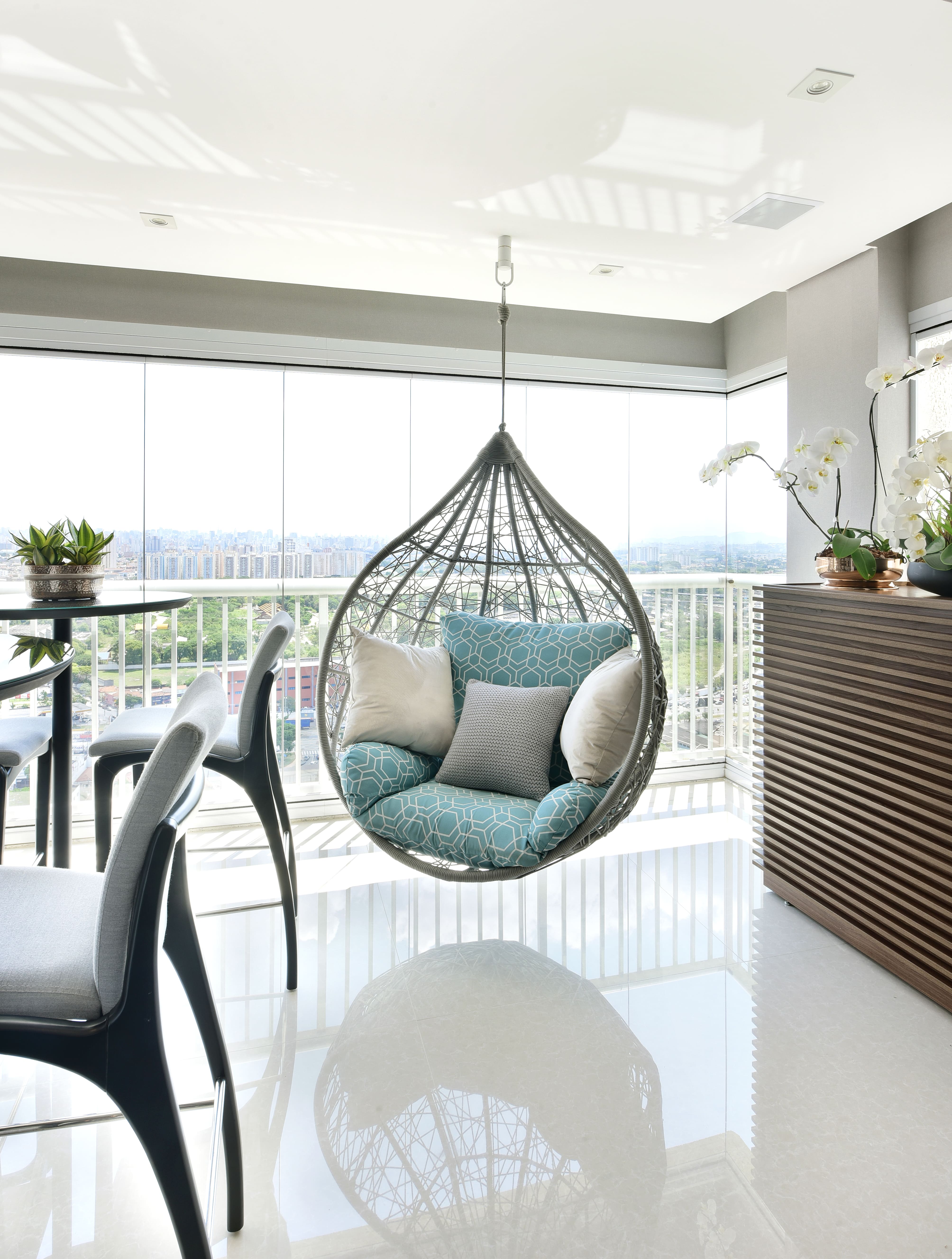 Cadeira de balanço para varanda: veja como a peça pode transformar o ambiente