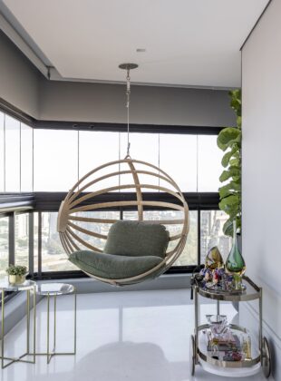 Cadeira de balanço para varanda: veja como a peça pode transformar o ambiente