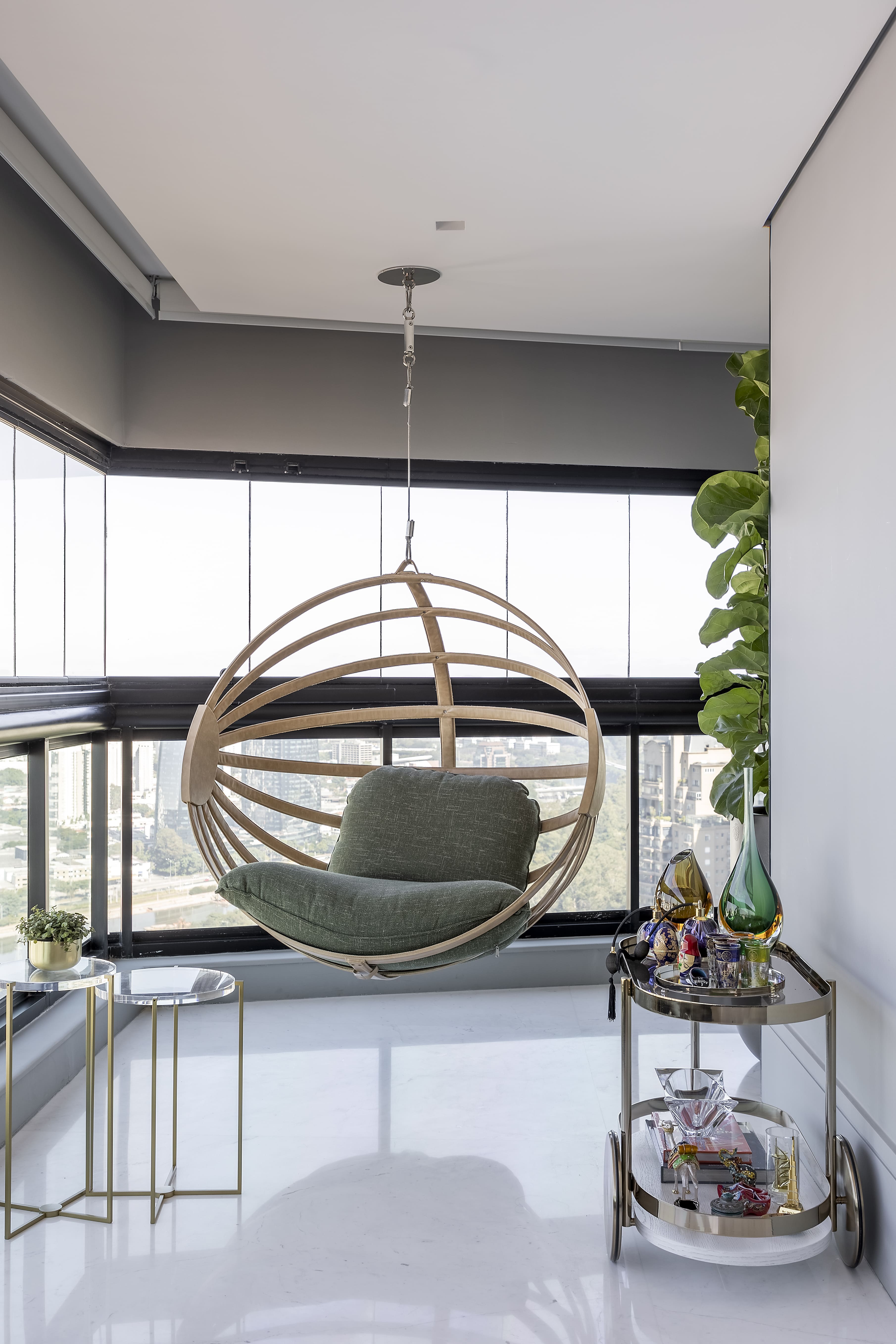 Cadeira de balanço para varanda: veja como a peça pode transformar o ambiente