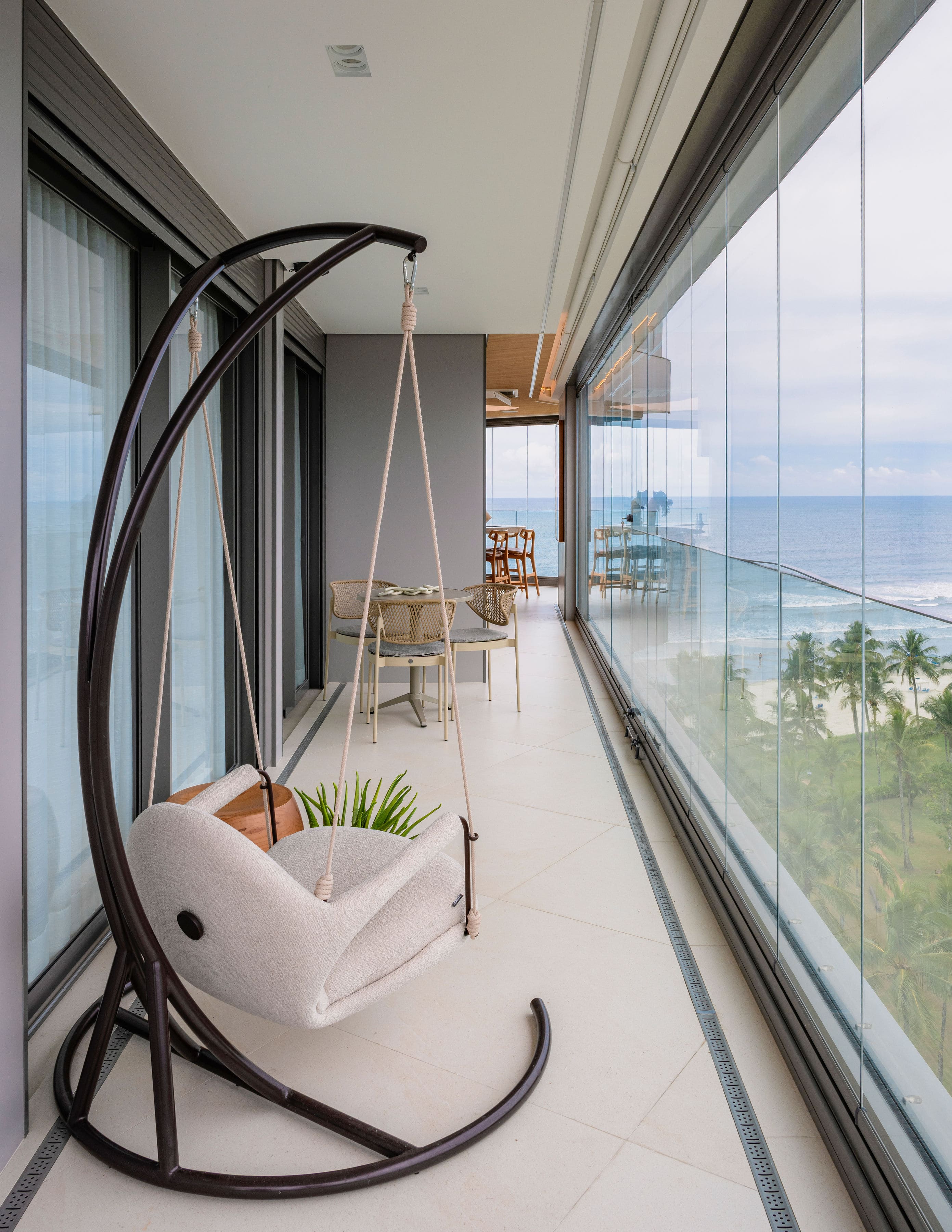 Cadeira de balanço para varanda: veja como a peça pode transformar o ambiente