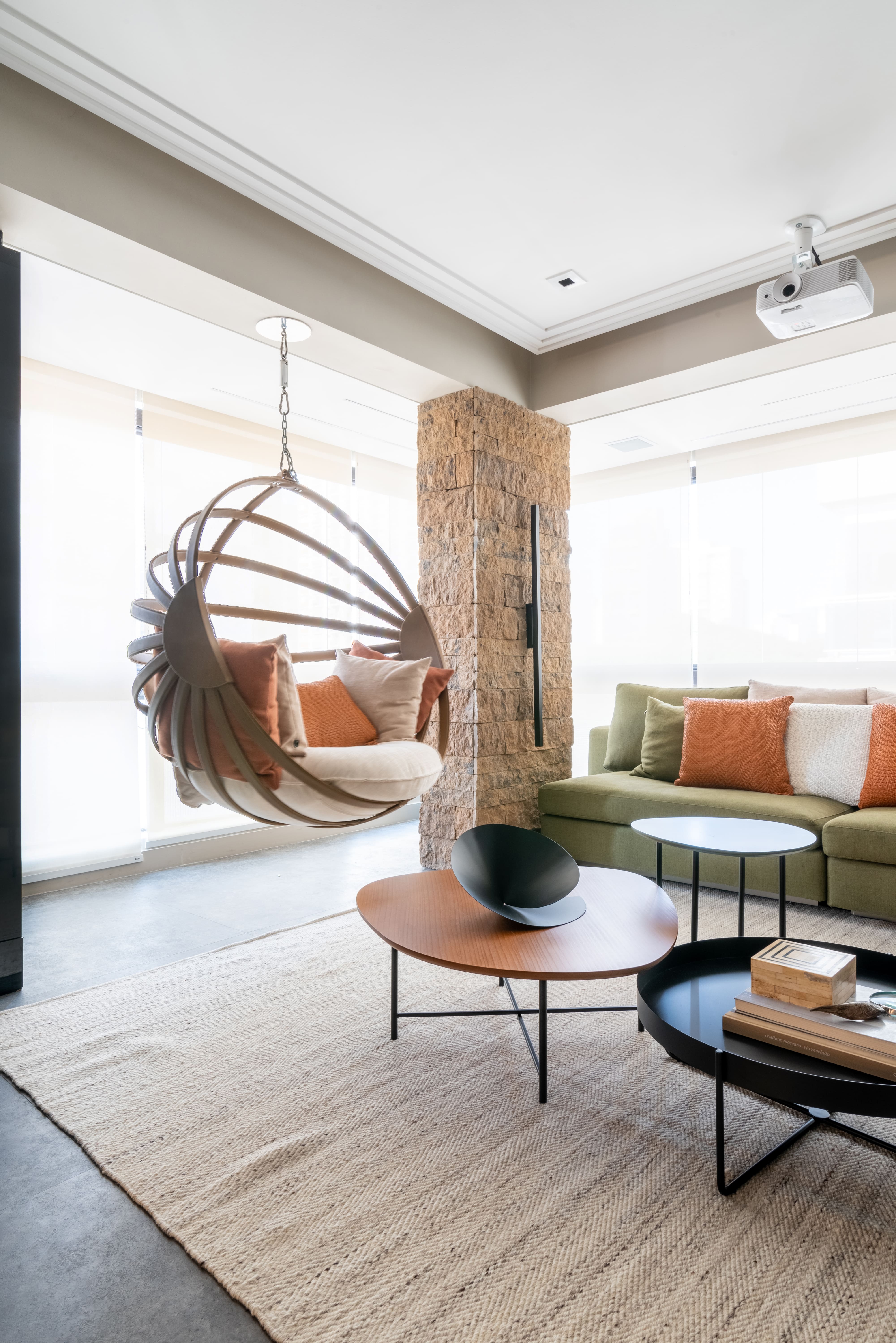 Cadeira de balanço para varanda: veja como a peça pode transformar o ambiente