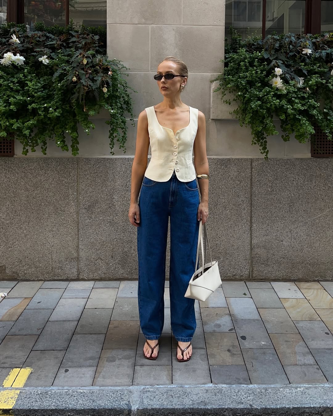 5 inspirações para colocar a calça mom jeans pra jogo looks com calça mom jeans