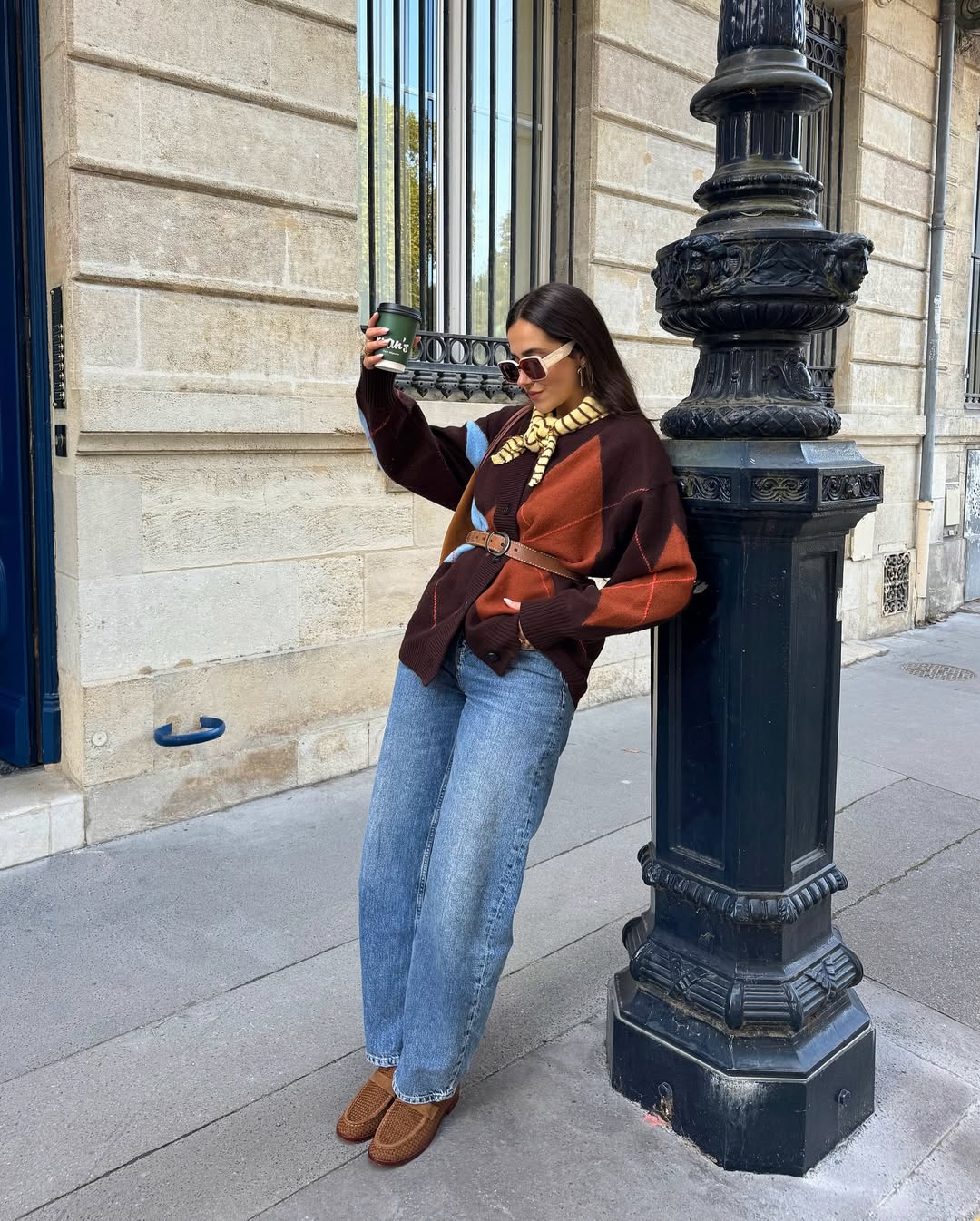 5 inspirações para colocar a calça mom jeans pra jogo looks com calça mom jeans