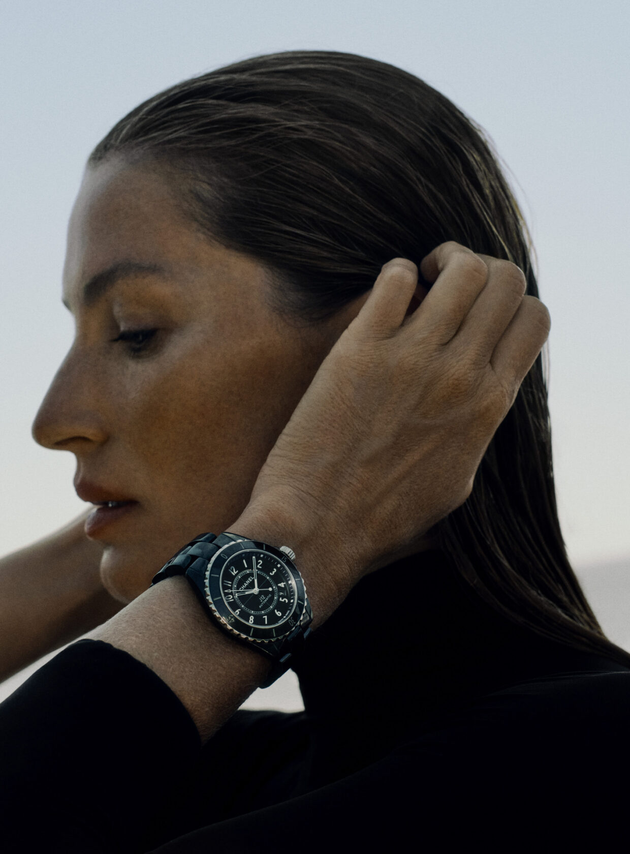 Chanel atualiza relógio J12 com nova campanha