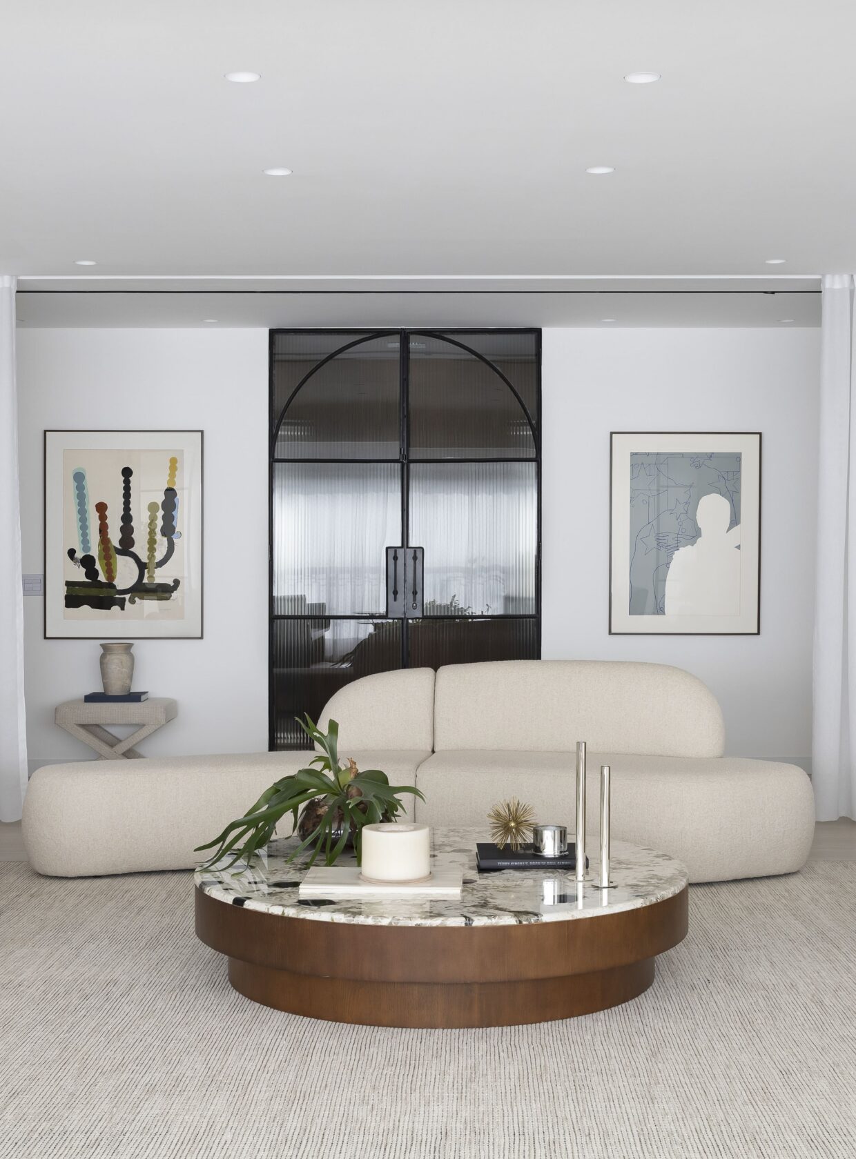 Como criar uma decoração de sala simples e elegante em poucos passos