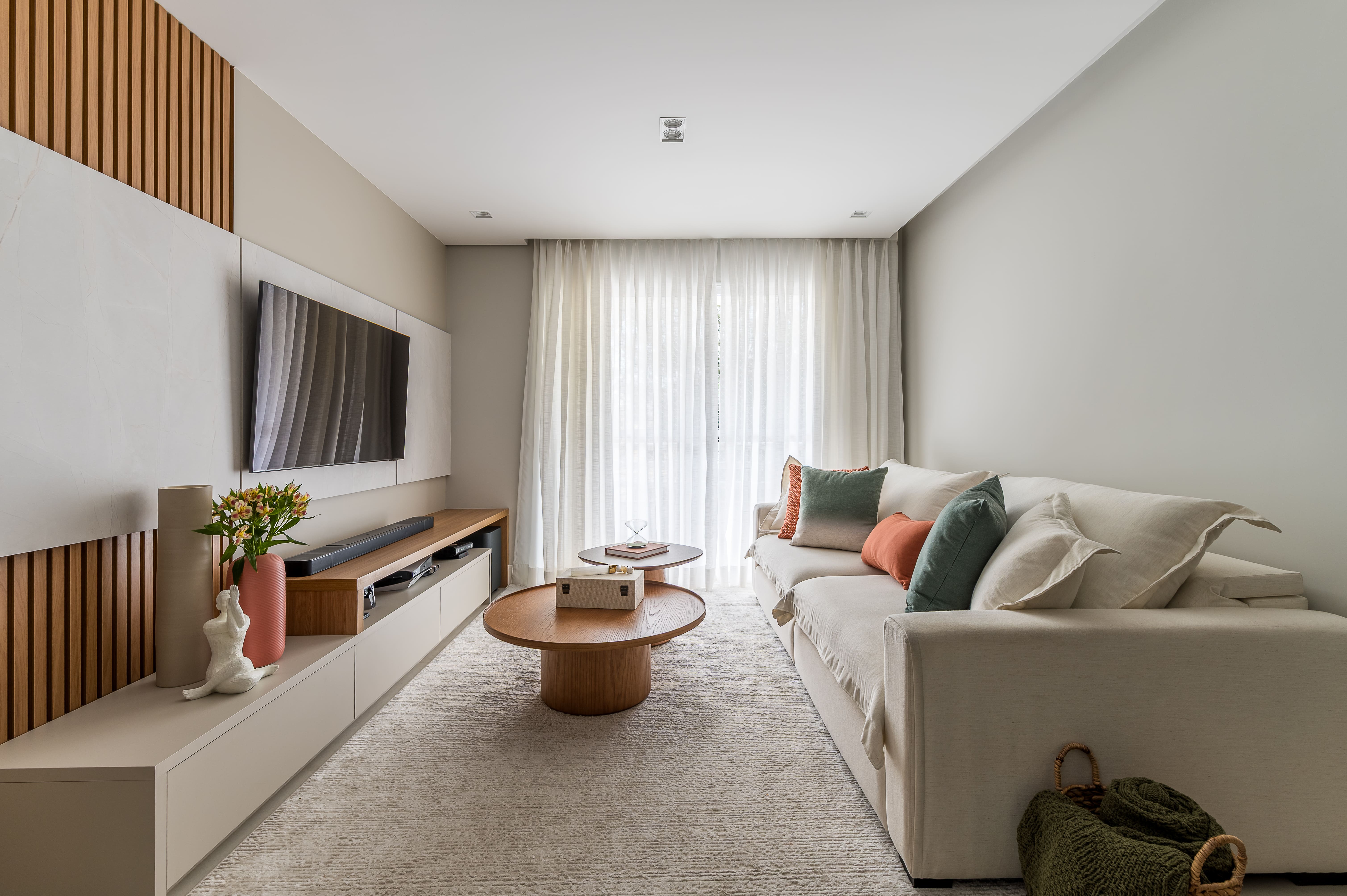 Como criar uma decoração de sala simples e elegante em poucos passos