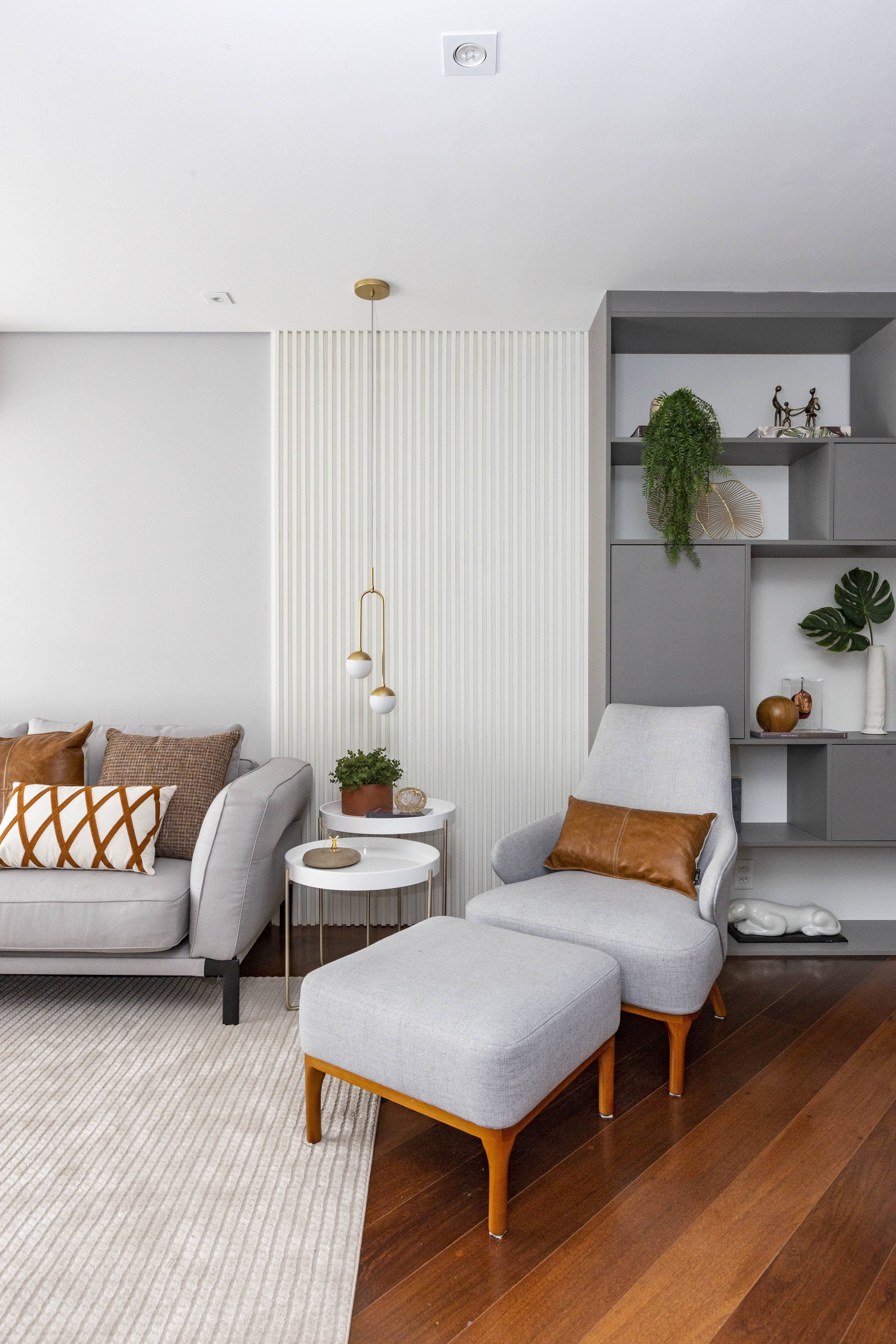 Como criar uma decoração de sala simples e elegante em poucos passos