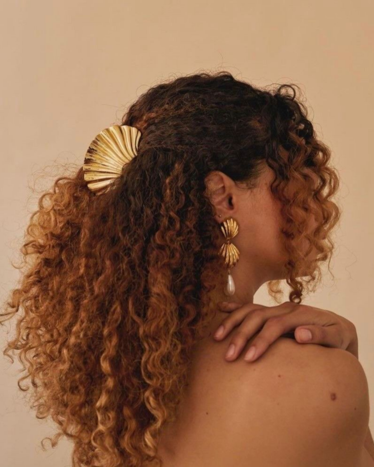 5 ideias de penteados para cabelos cacheados que valorizam o volume e a textura natural ideias de penteados para cabelos cacheados