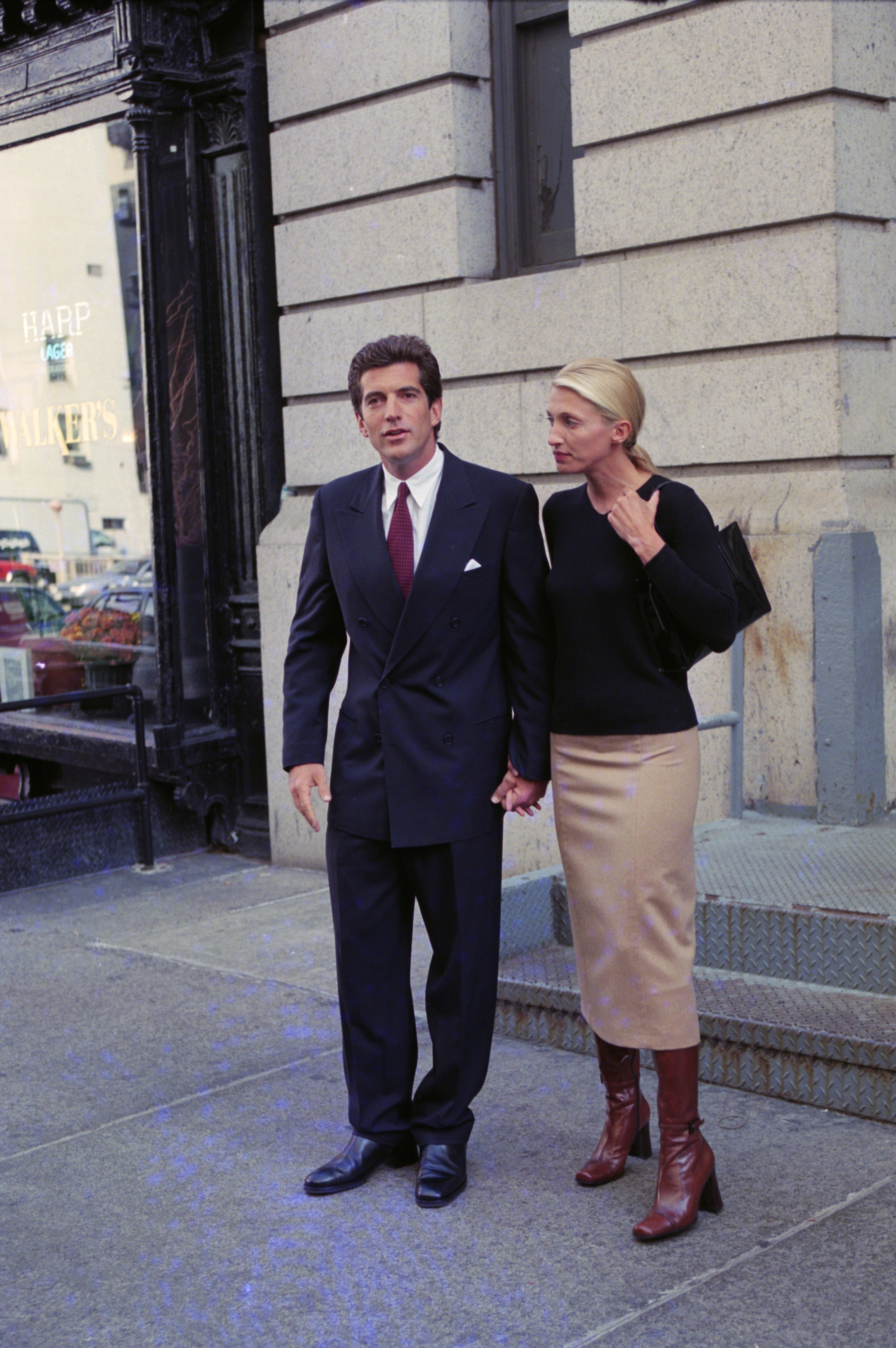 5 looks de Carolyn Bessette-Kennedy da década de 1990 que ainda são atuais looks de carolyn bessette-kennedy da década de 1990 que ainda são atuais