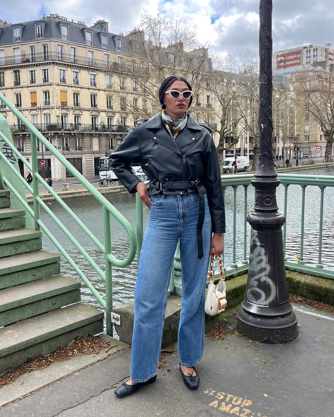 5 looks com calça mom que comprovam a versatilidade deste modelo looks com calça mom