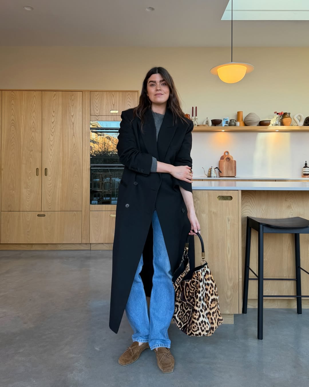 5 looks com calça mom que comprovam a versatilidade deste modelo looks com calça mom