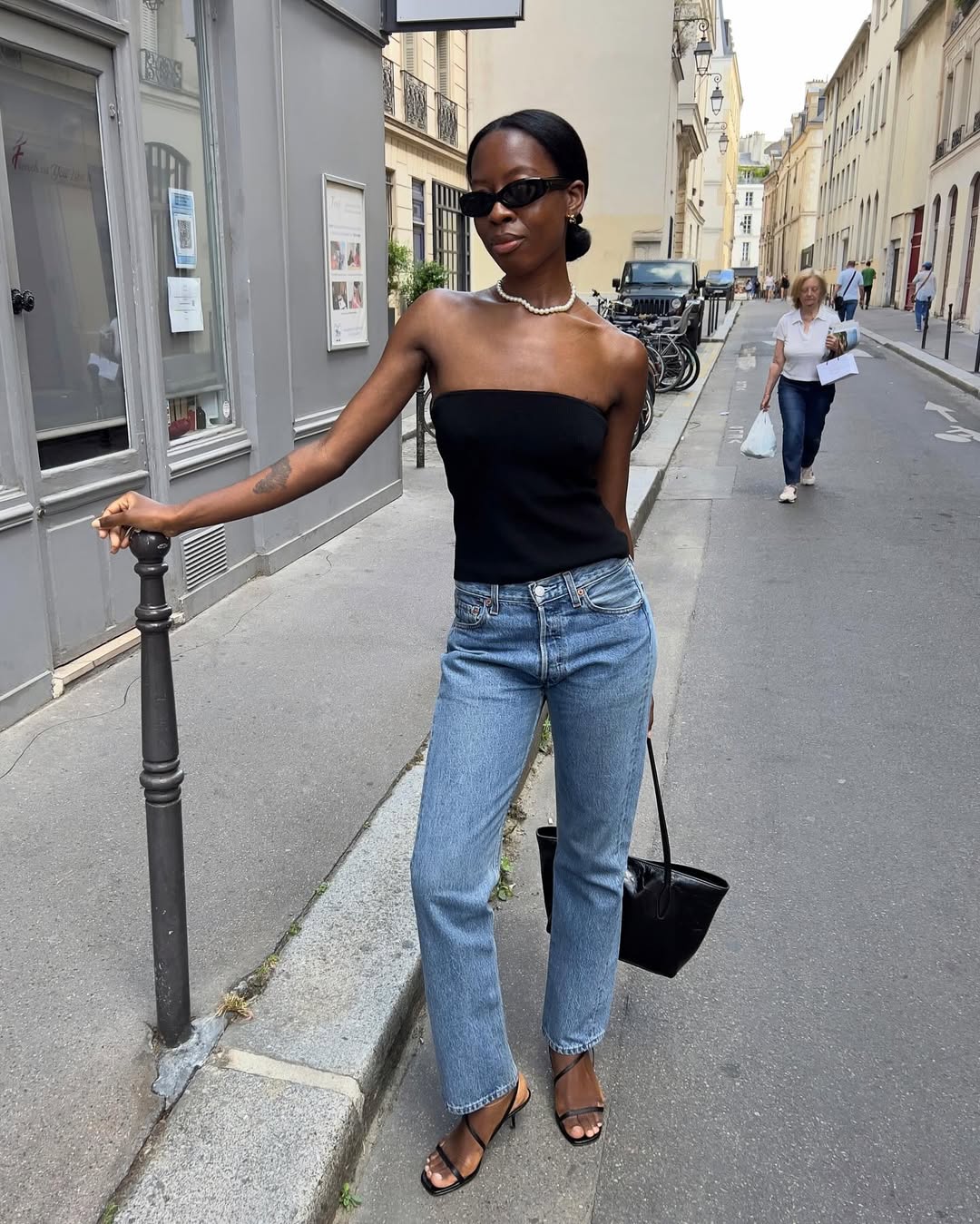 5 looks com calça mom que comprovam a versatilidade deste modelo looks com calça mom