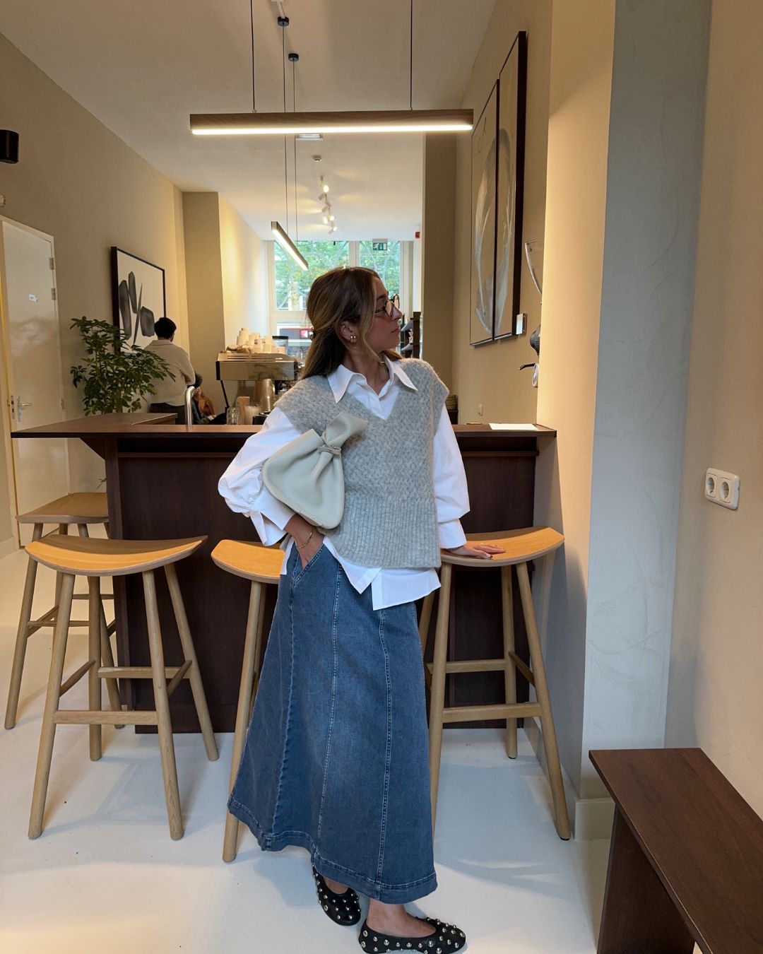 looks com saia jeans longa: 6 jeitos de usar a peça ao longo do ano looks com saia jeans longa (4)