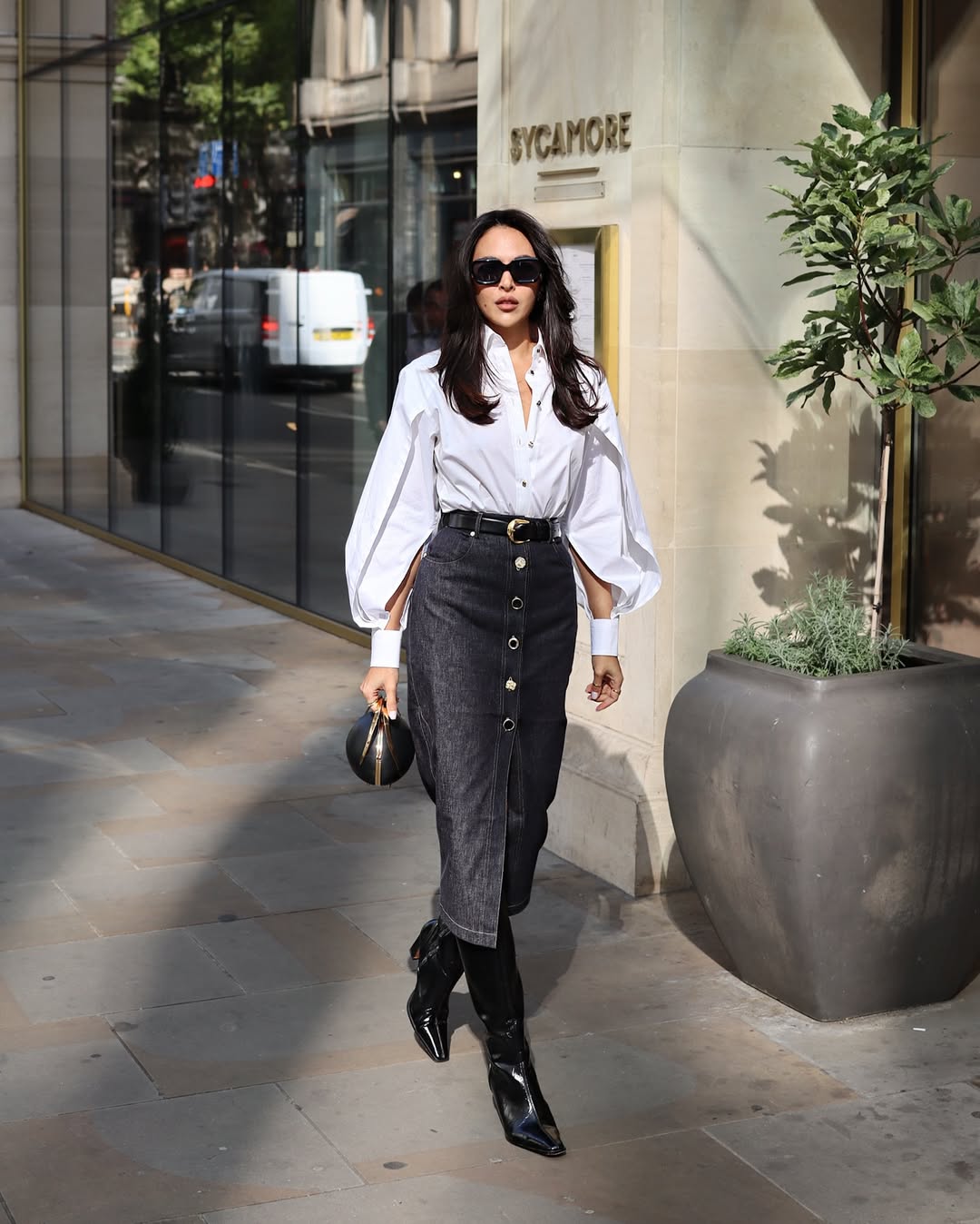 looks com saia jeans longa: 6 jeitos de usar a peça ao longo do ano looks com saia jeans longa (5)