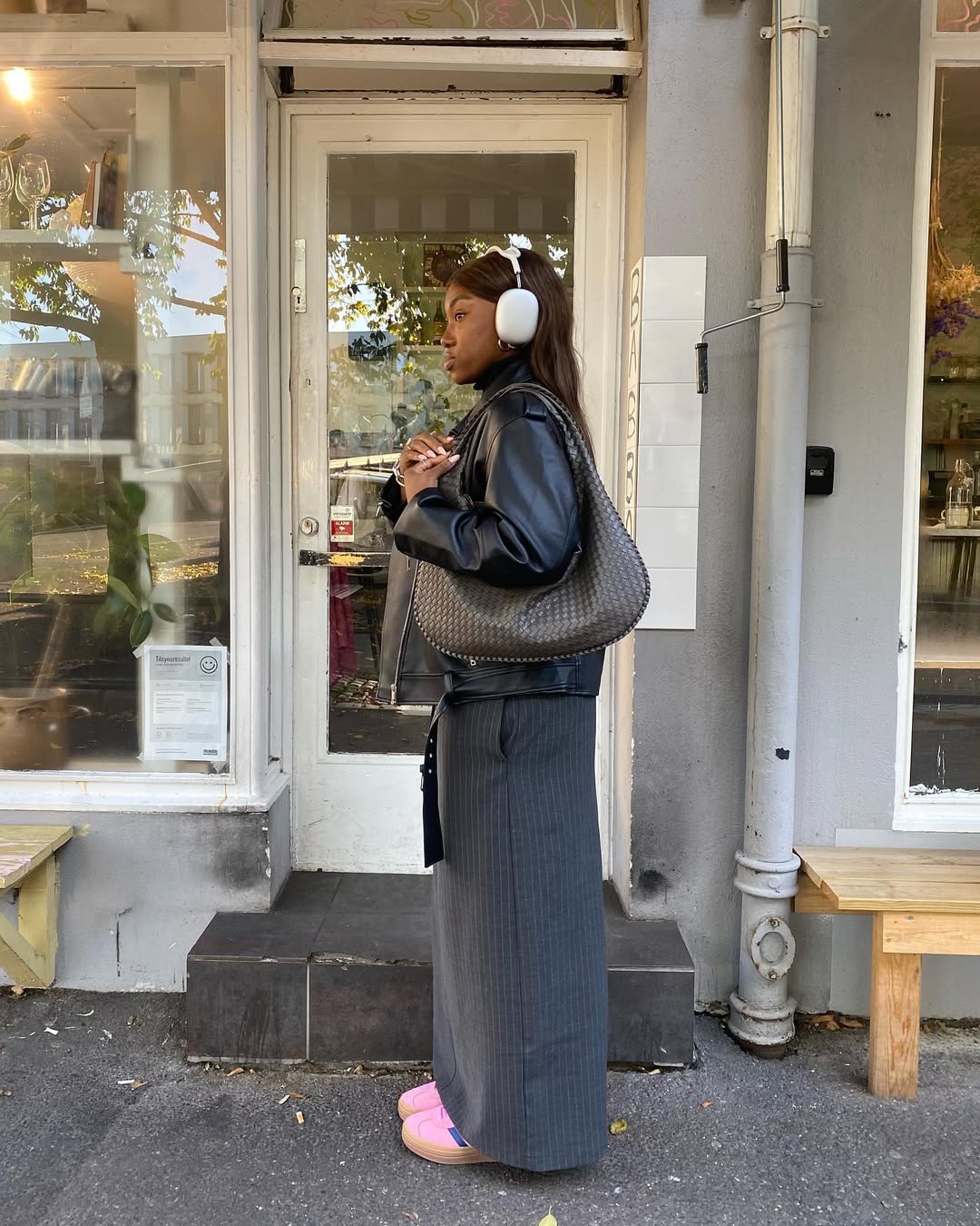 5 looks com tênis coloridos para você dar uma folga às opções neutras looks com tênis coloridos