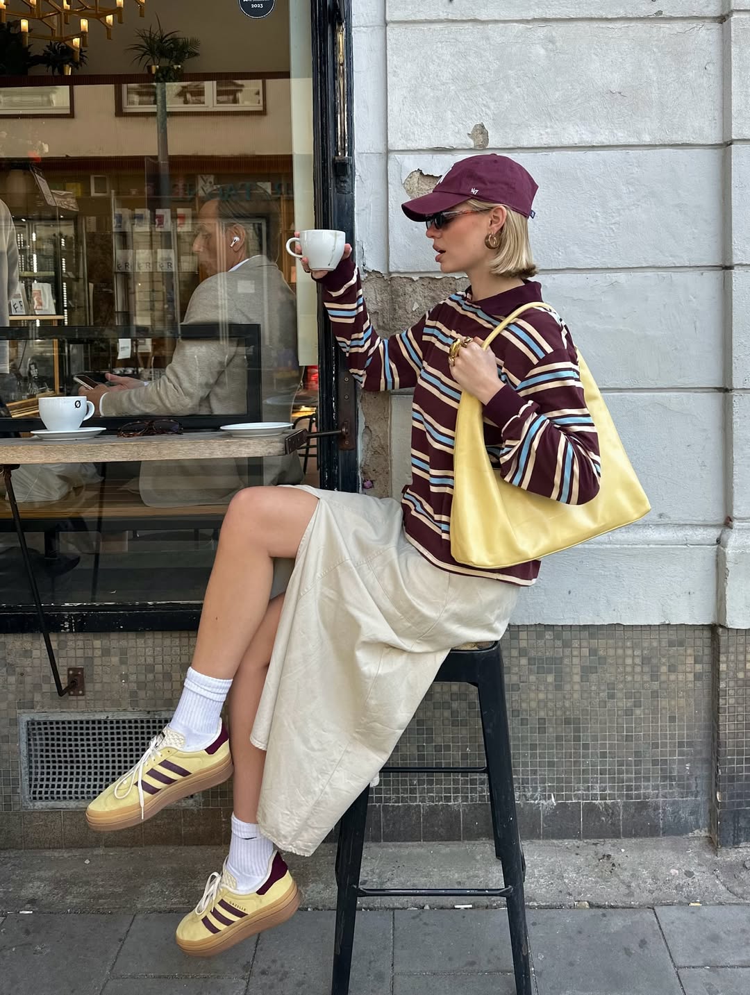 5 looks com tênis coloridos para você dar uma folga às opções neutras looks com tênis coloridos