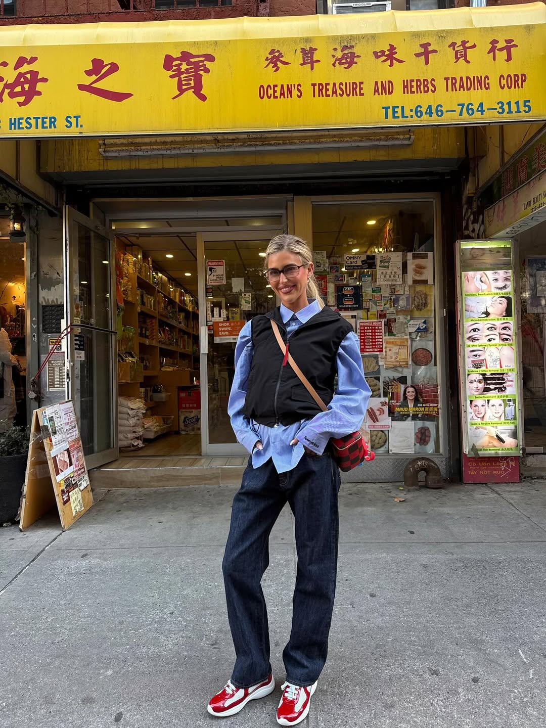 5 looks com tênis coloridos para você dar uma folga às opções neutras looks com tênis coloridos