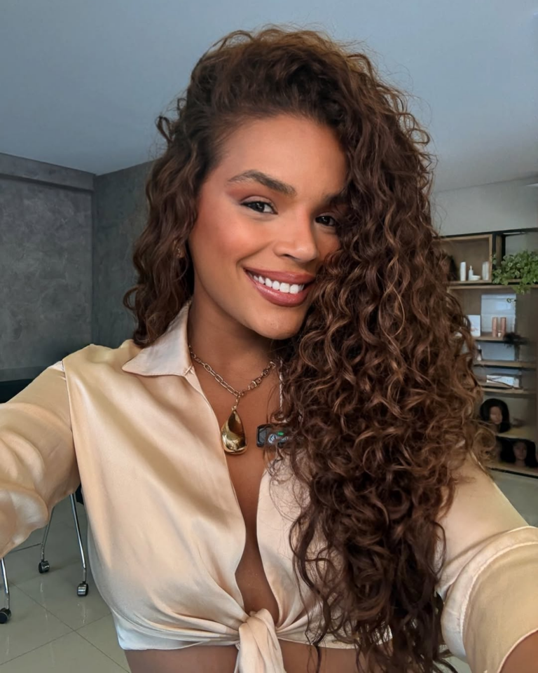 Estes são os 4 melhores cremes para cabelos cacheados e secos, segundo as influenciadoras melhores cremes para cabelos cacheados e secos