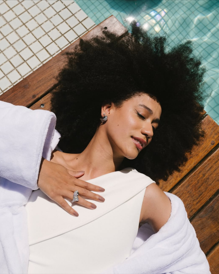 Estes são os 4 melhores cremes para cabelos cacheados e secos, segundo as influenciadoras melhores cremes para cabelos cacheados e secos