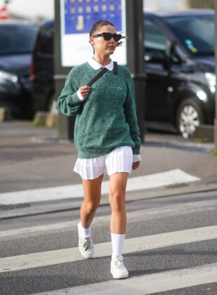 looks com minissaia plissada