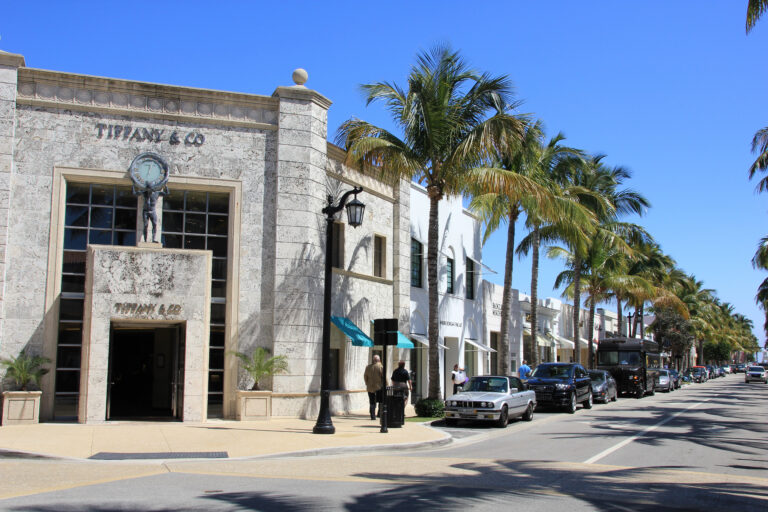 worth avenue é a avenida principal de palm beach, no condado de the palm beaches