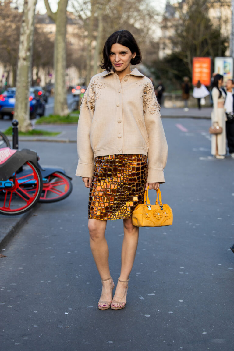 5 looks com saia dourada para brilhar o ano inteiro saia dourada 12fev26 GettyImages 2204033731