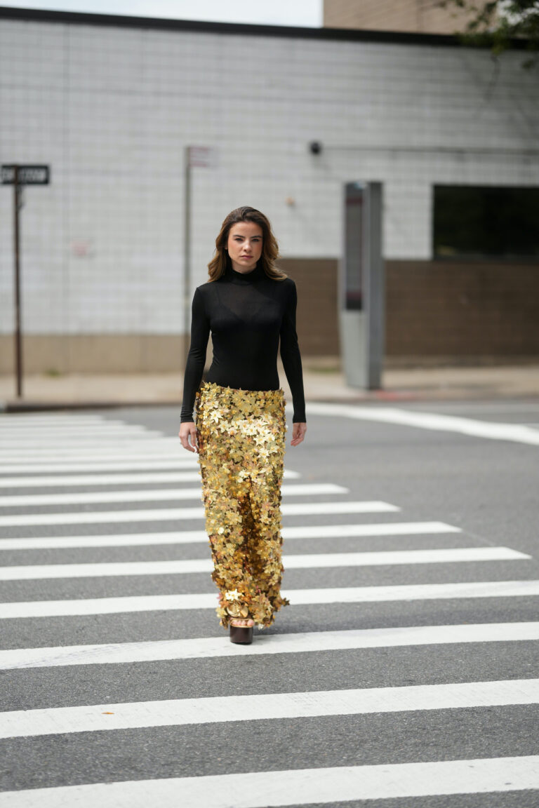 5 looks com saia dourada para brilhar o ano inteiro saia dourada 12fev26 GettyImages 2235833300