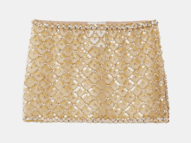 5 looks com saia dourada para brilhar o ano inteiro saia dourada 12fev26 Miu Miu