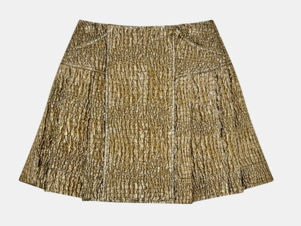 5 looks com saia dourada para brilhar o ano inteiro saia dourada 12fev26 Simone Rocha