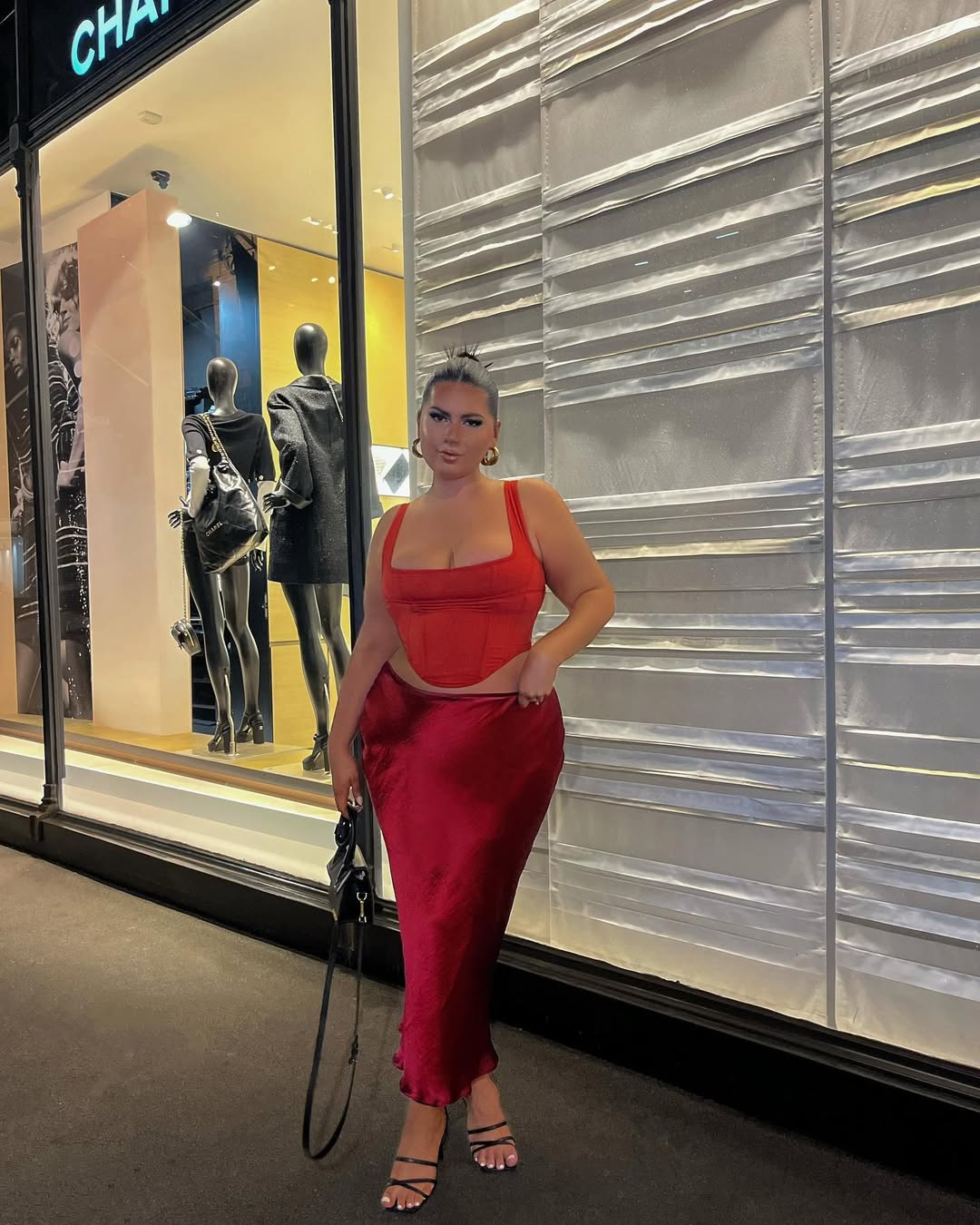 looks com saia mídi de cetim