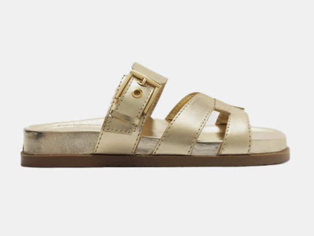 Sandália dourada rasteira: 10 apostas que elevam o look sem salto sandalia dourada rasteira 25fev26 Arezzo