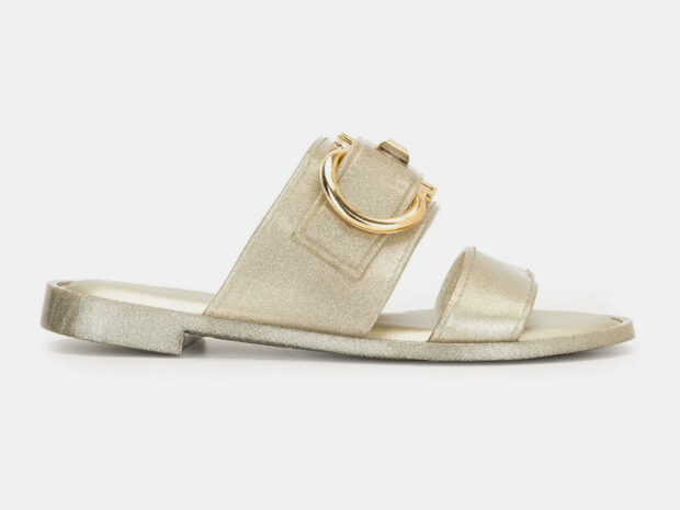 Sandália dourada rasteira: 10 apostas que elevam o look sem salto sandalia dourada rasteira 25fev26 Ferragamo