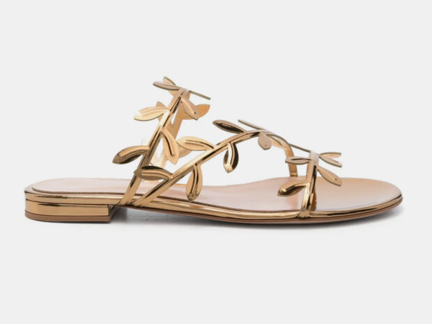 Sandália dourada rasteira: 10 apostas que elevam o look sem salto sandalia dourada rasteira 25fev26 Gianvito Rossi