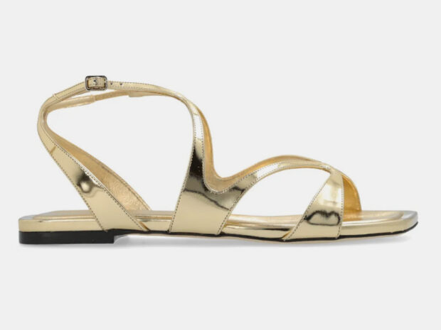 Sandália dourada rasteira: 10 apostas que elevam o look sem salto sandalia dourada rasteira 25fev26 Jimmy Choo