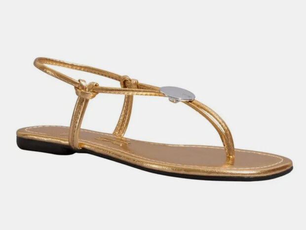 Sandália dourada rasteira: 10 apostas que elevam o look sem salto sandalia dourada rasteira 25fev26 Santa Lolla