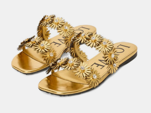 Sandália dourada rasteira: 10 apostas que elevam o look sem salto sandalia dourada rasteira 25fev26 loewe