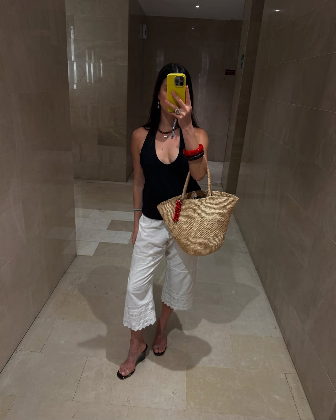 como usar a sandália de plataforma preta nos looks de verão