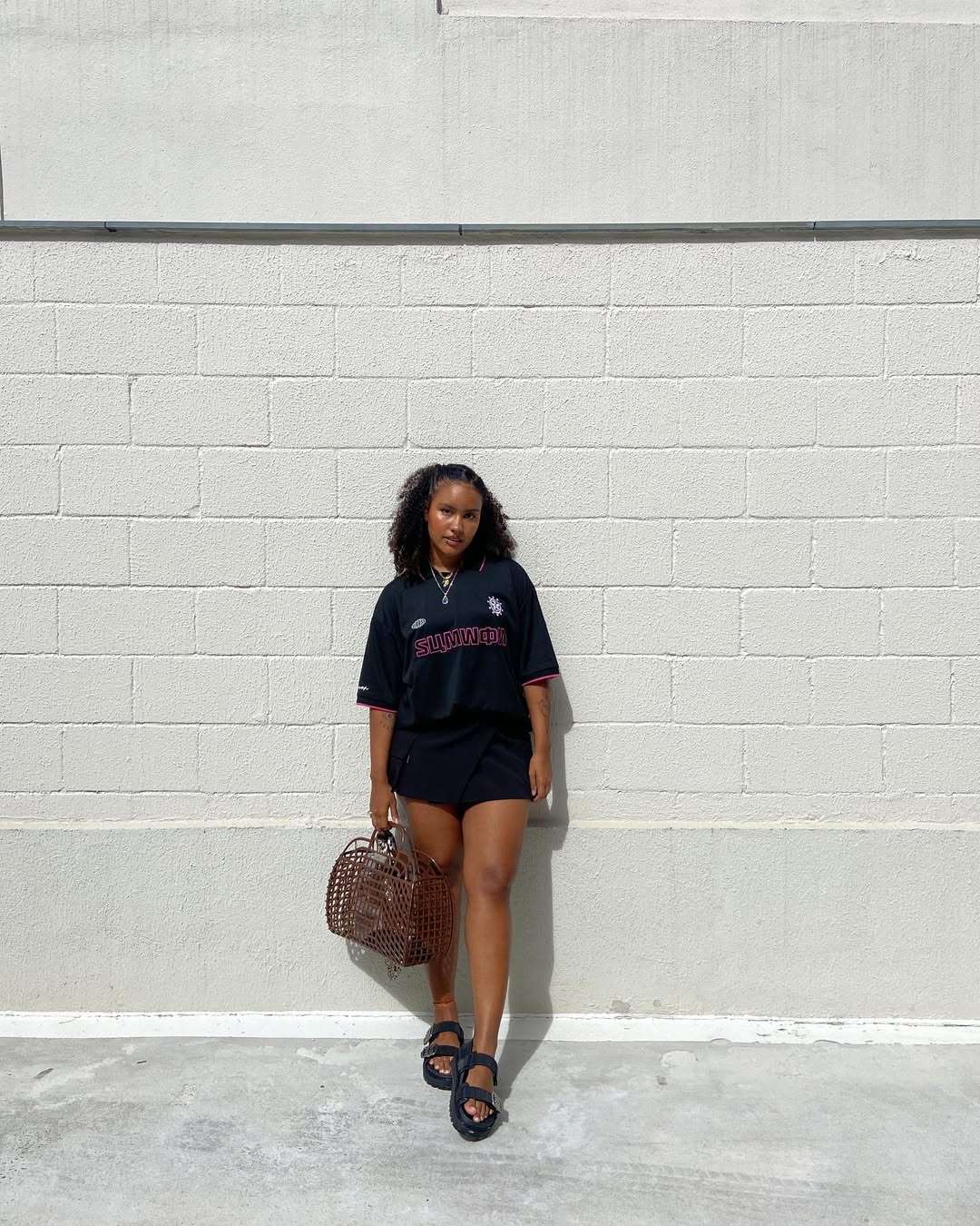 como usar a sandália plataforma preta nos looks de verão