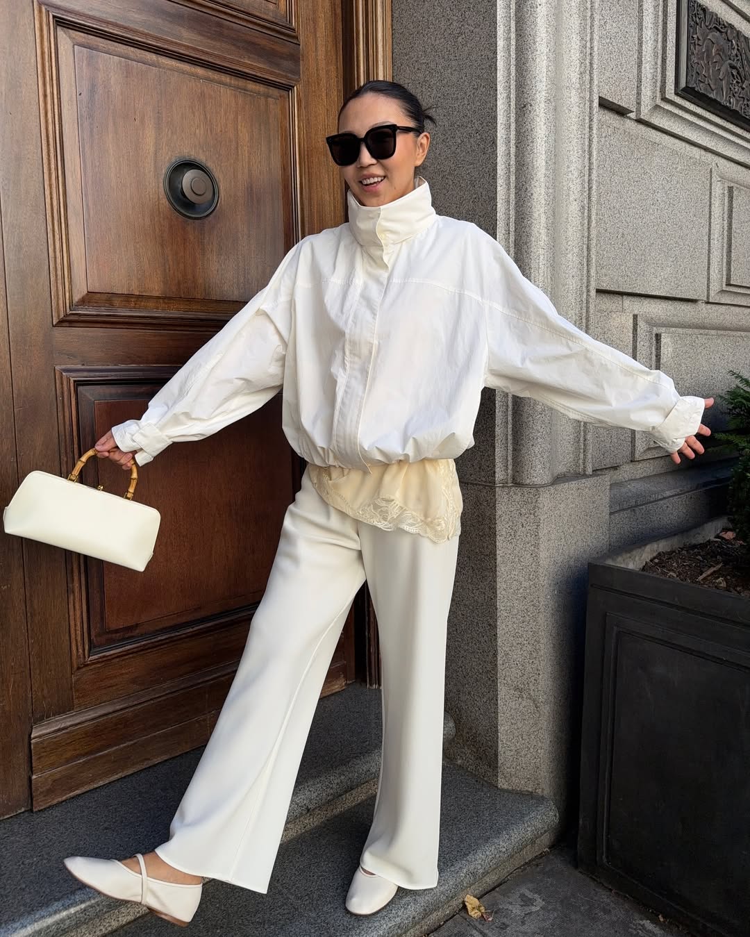 5 jeitos de usar a sapatilha branca feminina para atualizar o look de trabalho como usar a sapatilha branca feminina no look de trabalho