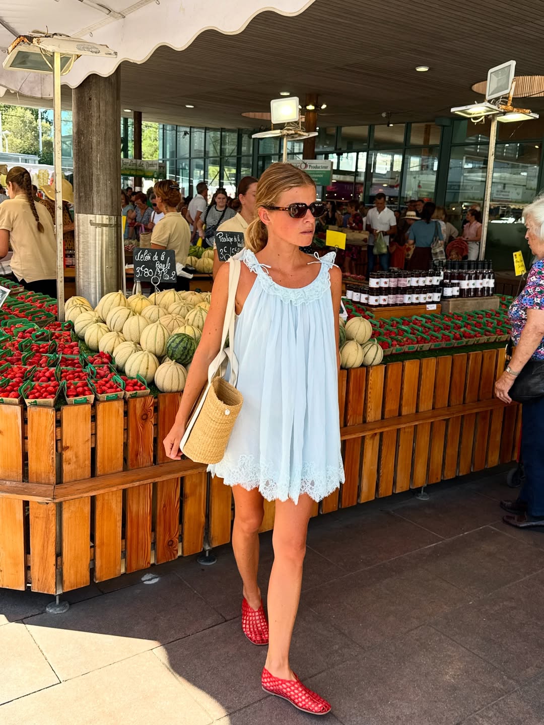 A sapatilha transparente é a peça inesperada que faltava no seu guarda-roupa sapatilha transparente (2)