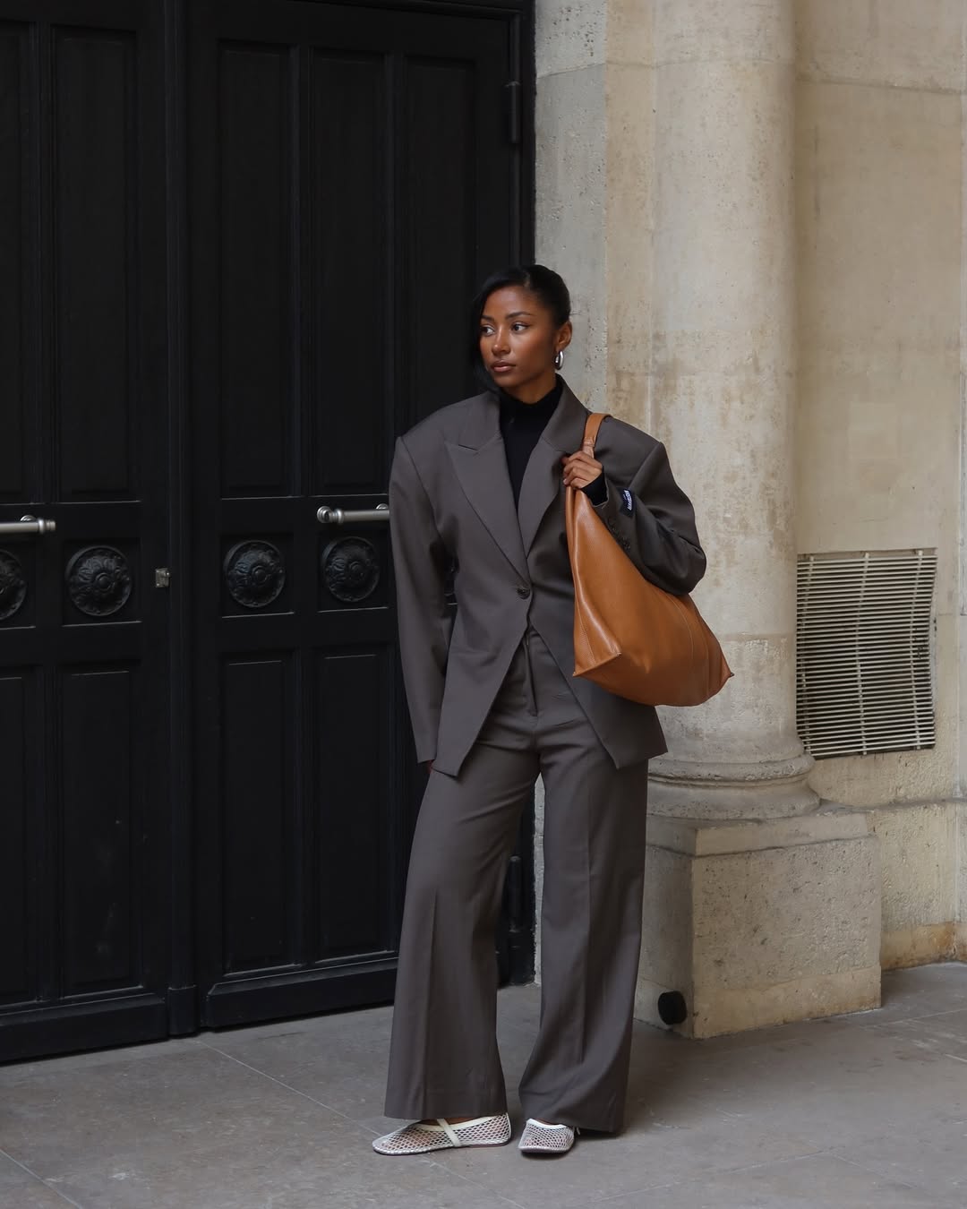 A sapatilha transparente é a peça inesperada que faltava no seu guarda-roupa sapatilha transparente (6)