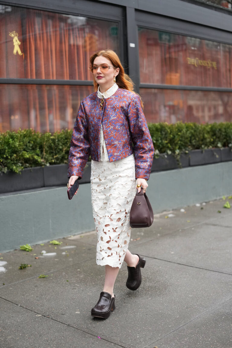 15 sapatos femininos confortáveis para usar do escritório ao happy hour sapatos femininos confortaveis 19fev26 GettyImages 2262025065