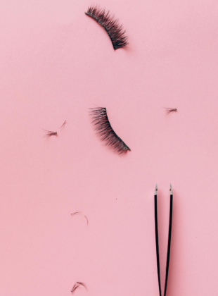 Transplante de cílios: tudo sobre a técnica capaz de renovar o volume das pestanas transplante de cílios