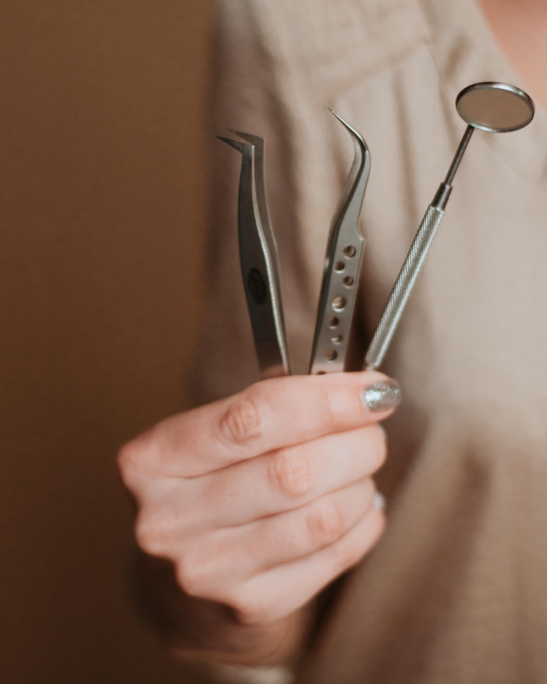 Transplante de cílios: tudo sobre a técnica capaz de renovar o volume das pestanas transplante de cílios