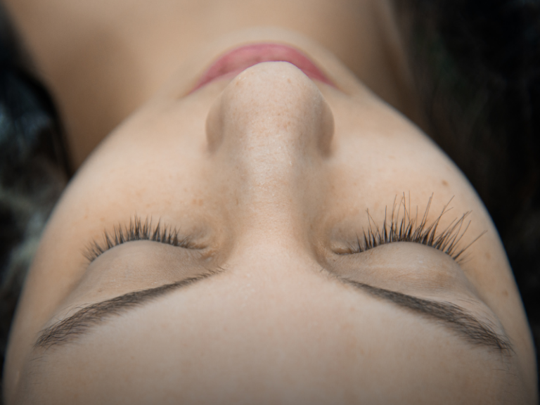 Transplante de cílios: tudo sobre a técnica capaz de renovar o volume das pestanas transplante de cílios