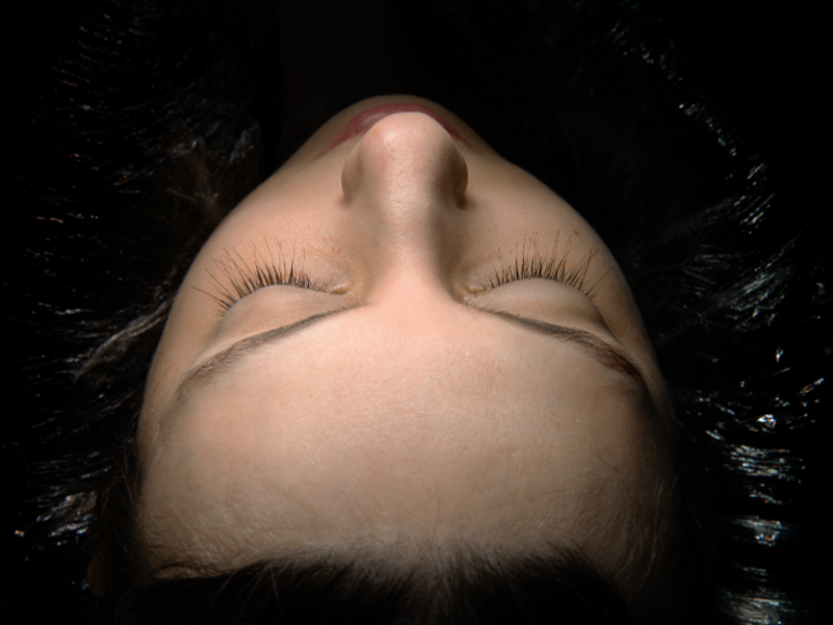 Transplante de cílios: tudo sobre a técnica capaz de renovar o volume das pestanas transplante de cílios