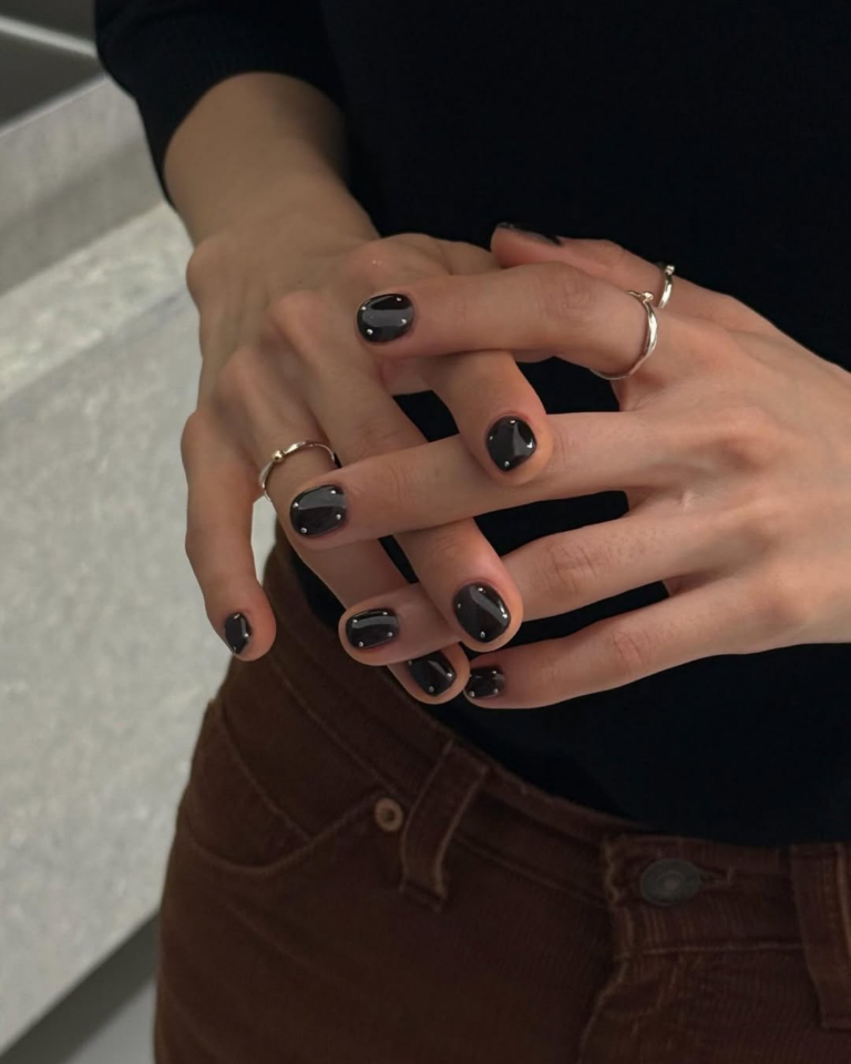 5 unhas pretas decoradas que provam que a cor pode fugir do básico unhas pretas decoradas